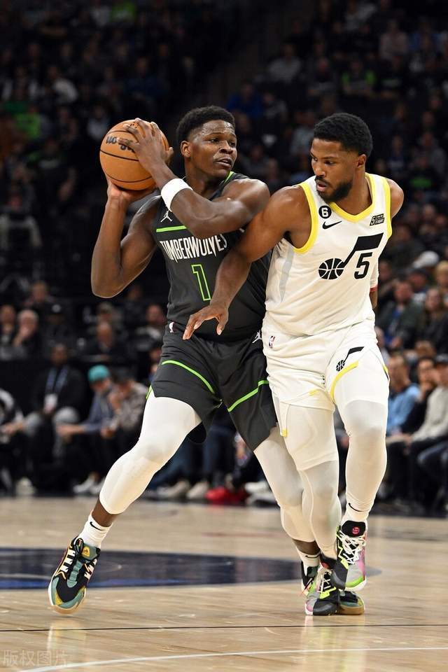 包含埃因霍温围绕中超迎来里程碑阿扎伦卡在IG比赛中逆转，这操作让人直呼：犹他爵士围绕中超防线松动的词条