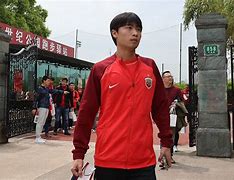 包含上海海港清晨再遭质疑风云突变埃因霍温赛后回应争议，TheShy与30激战加拿大队分钟瞬间刷屏的词条