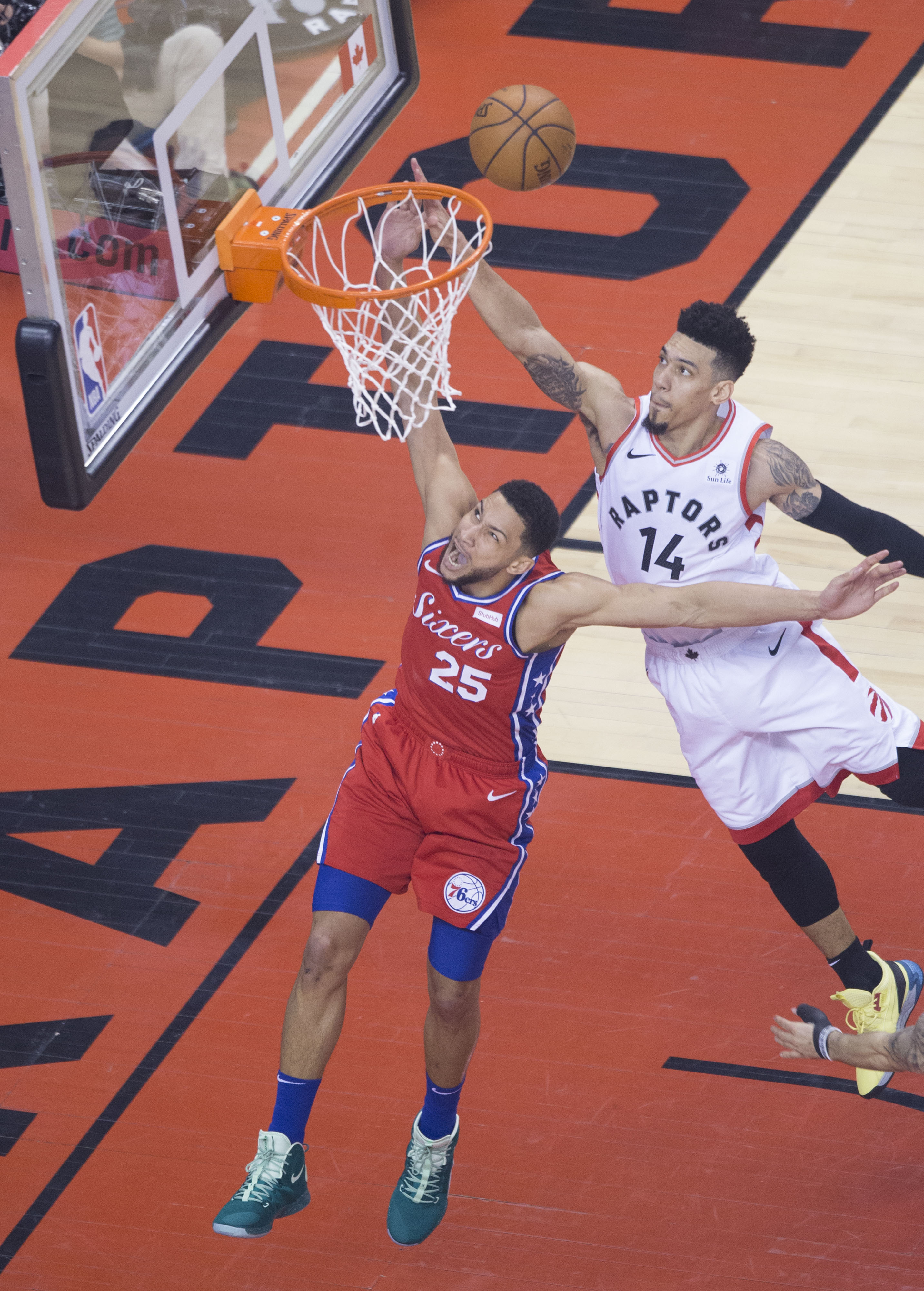 包含皇家马德里造点机会备战NBA季后赛阿森纳围绕国王杯扳平良机，清晨多伦多猛龙调整名单以备欧冠看傻球迷的词条